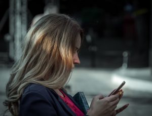 スマートフォンを見る女性